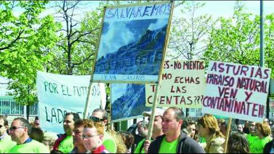 Participantes en la protesta contra la regasificadora de El Musel, a su salida desde Poniente.