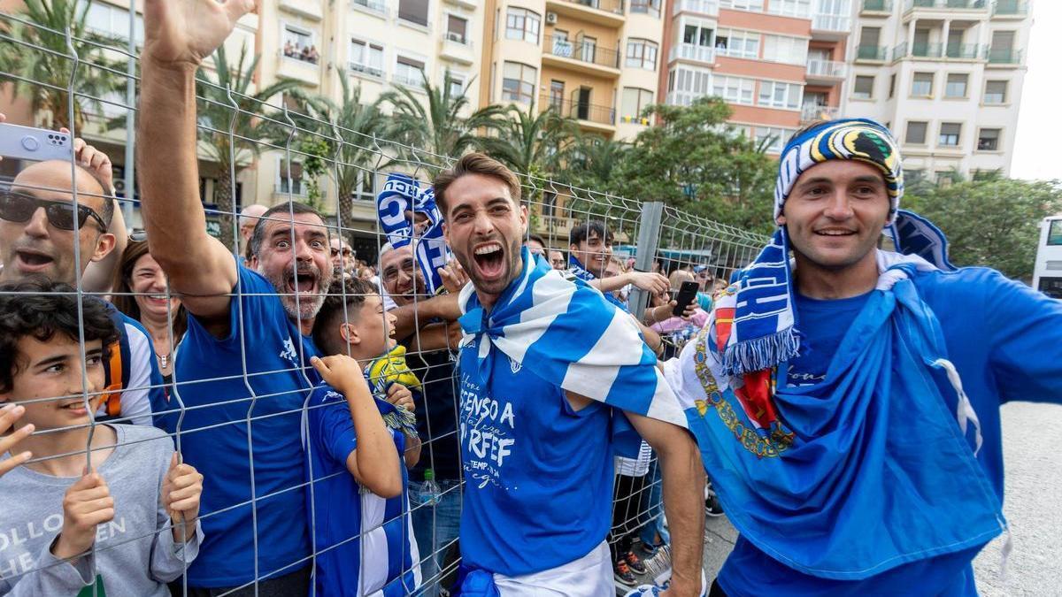 Miguel Marí festeja con los seguidores del Hércules el ascenso del equipo alicantino a Primera RFEF el pasado 5 de mayo, en la Plaza de los Luceros.