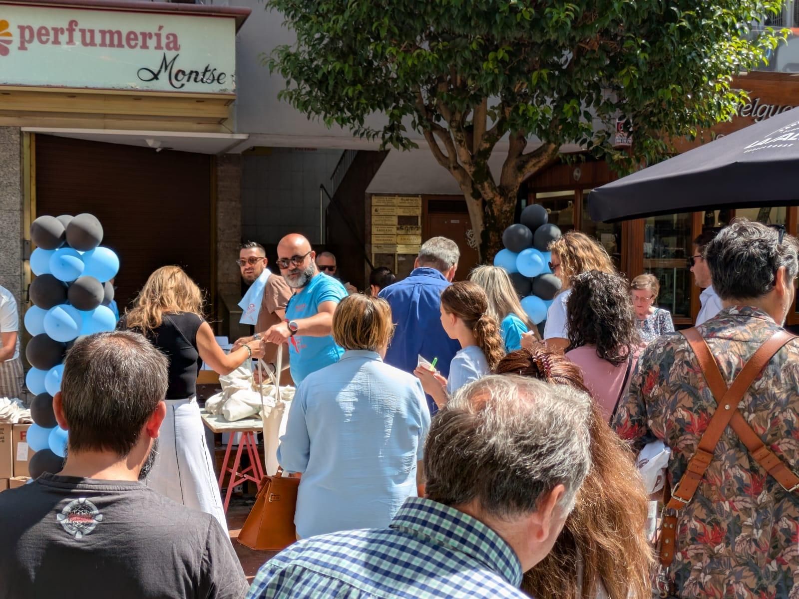 Jira y reparto del bollo en las fiestas de Santiago en Sama de Langreo