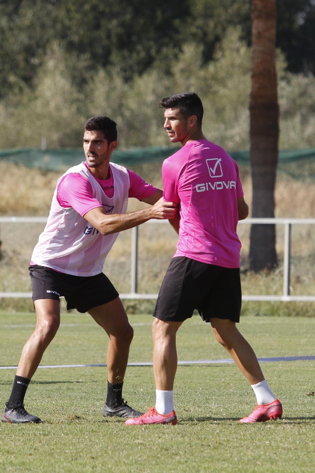 Bernardo Cruz y Willy Ledesma, en un entrenamiento del Córdoba CF.