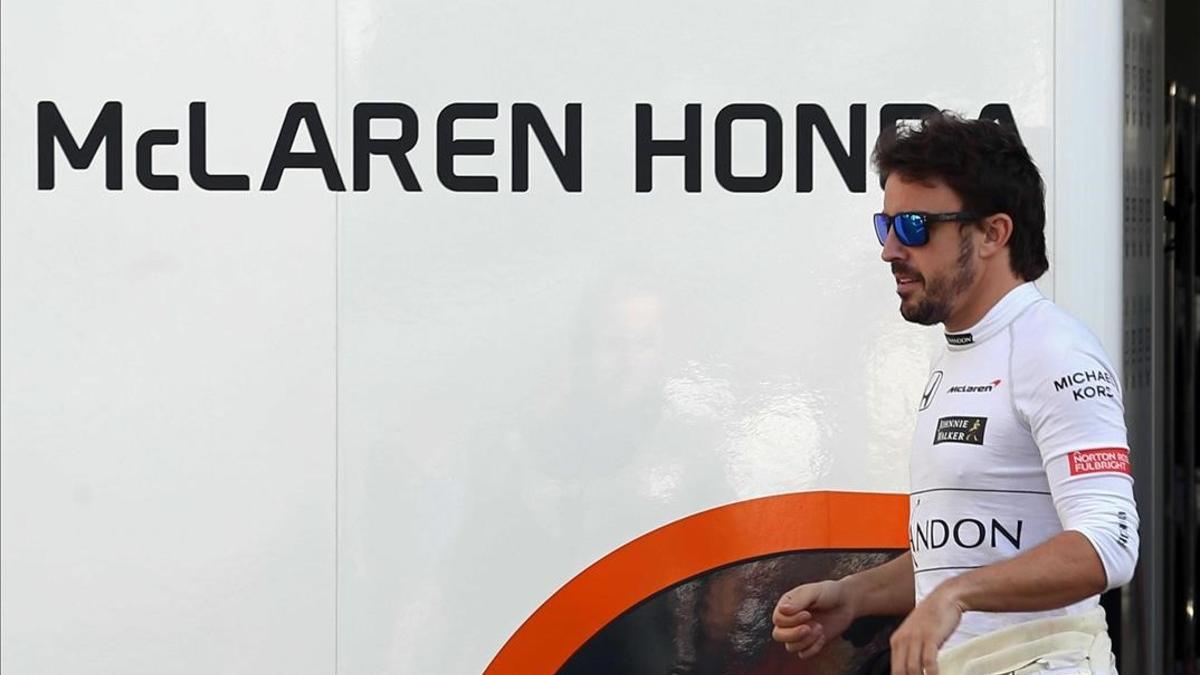 Alonso, en un momento de descanso en las pruebas de Montmeló