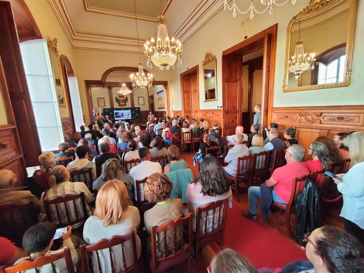 Numeroso público llenó el salón de plenos en la presentación del libro sobre la Hermandad de Labradores de la Villa