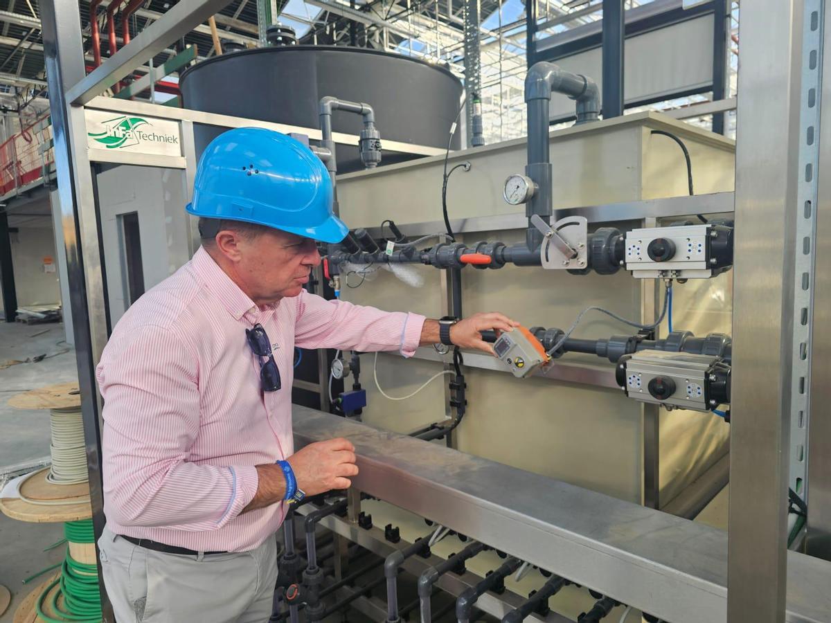 El director del Imida, Andrés Martínez, durante una de las visitas realizadas a empresas del sector en Flandes.