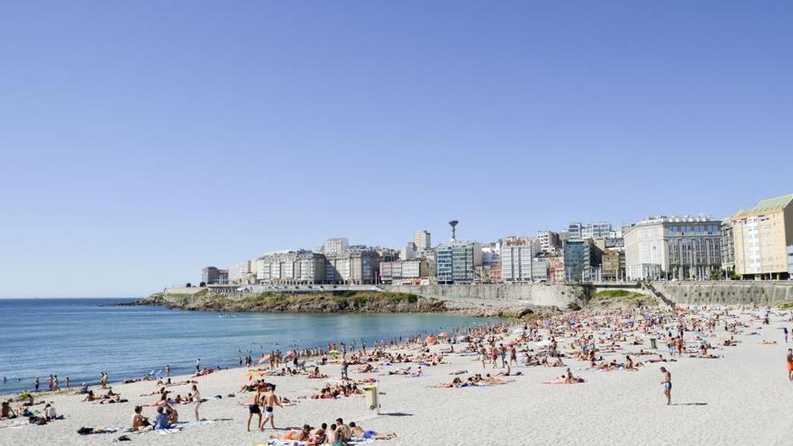 Bañistas en la playa del Orzán.