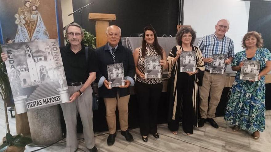 Manolo Guill con el cartel de las Fiestas Mayores junto al presidente de la Cofradía de los Santos Patronos de Elda.