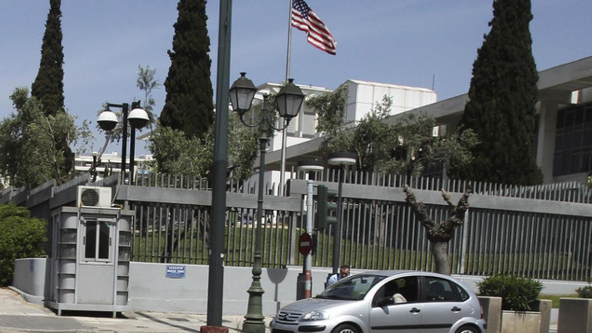 Un guardia de seguridad patrulla a las puertas de la Embajada de EEUU en Atenas, este lunes.