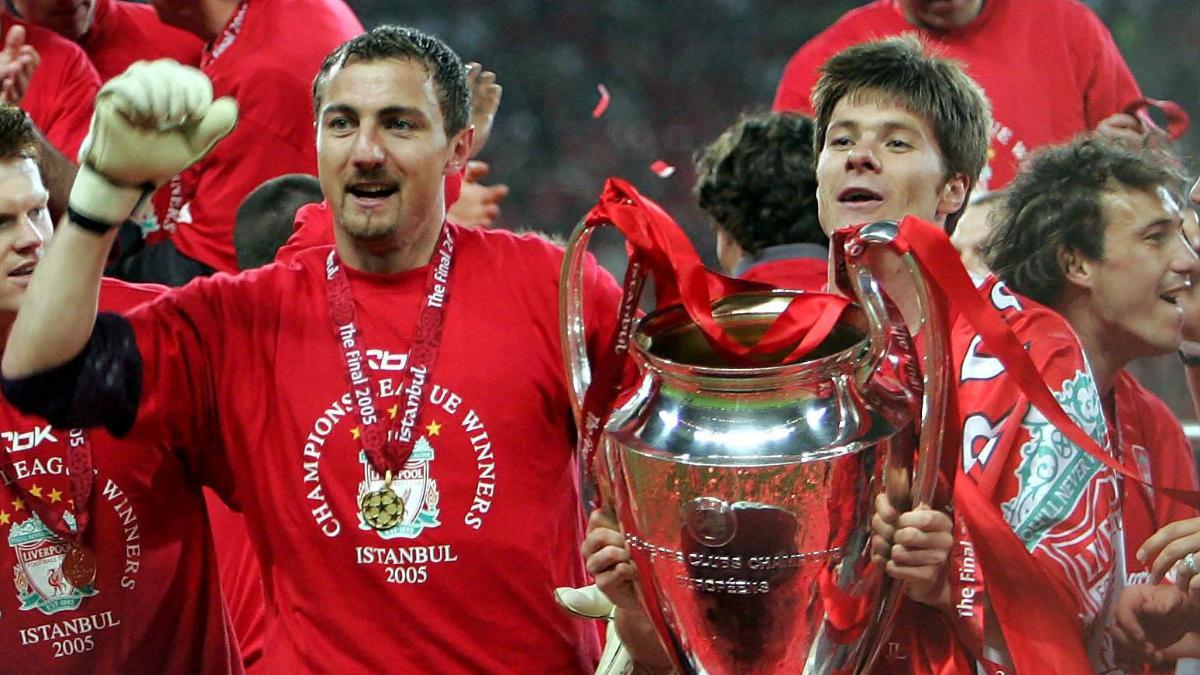 Dudek y Xabi Alonso con la Champions de 2005