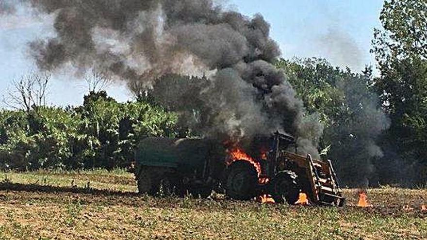 Crema un tractor en un camp de Llagostera