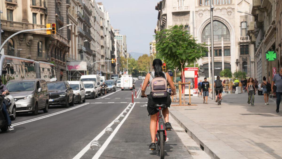 Una mujer circula por el nuevo carril bici de Via Laietana