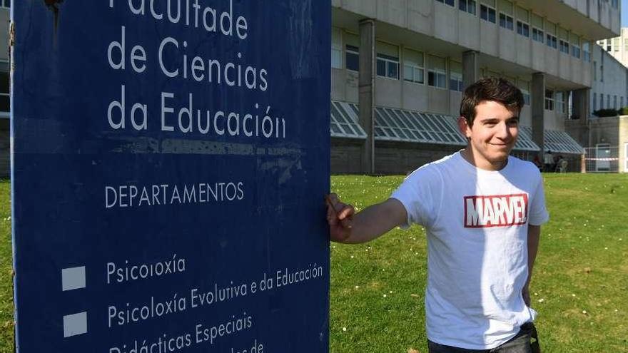 El estudiante de Educación Infantil Iván Juanatey, ayer, en el campus de Elviña.