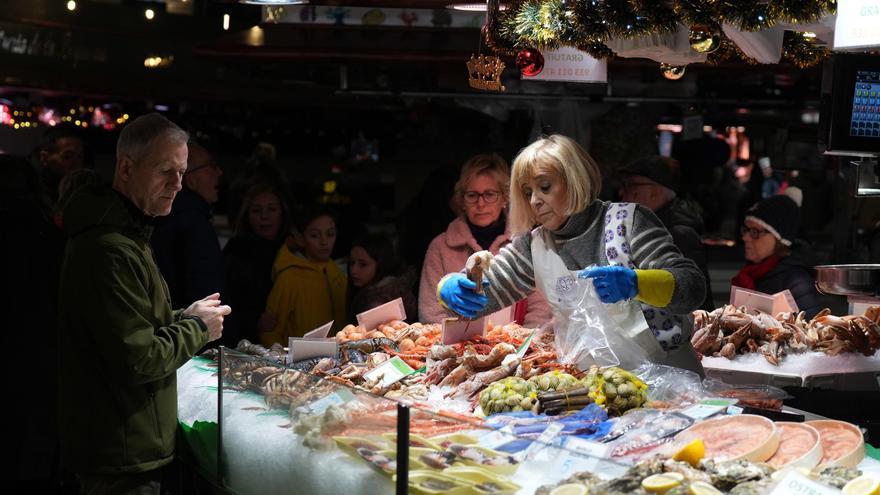 Compres de Nadal d’última hora, al mercat de la Boqueria, en una imatge d’arxiu.