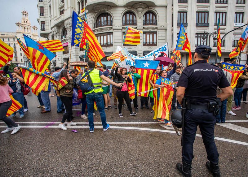 9 d'Octubre: Tensión en las manifestaciones en el centro de València