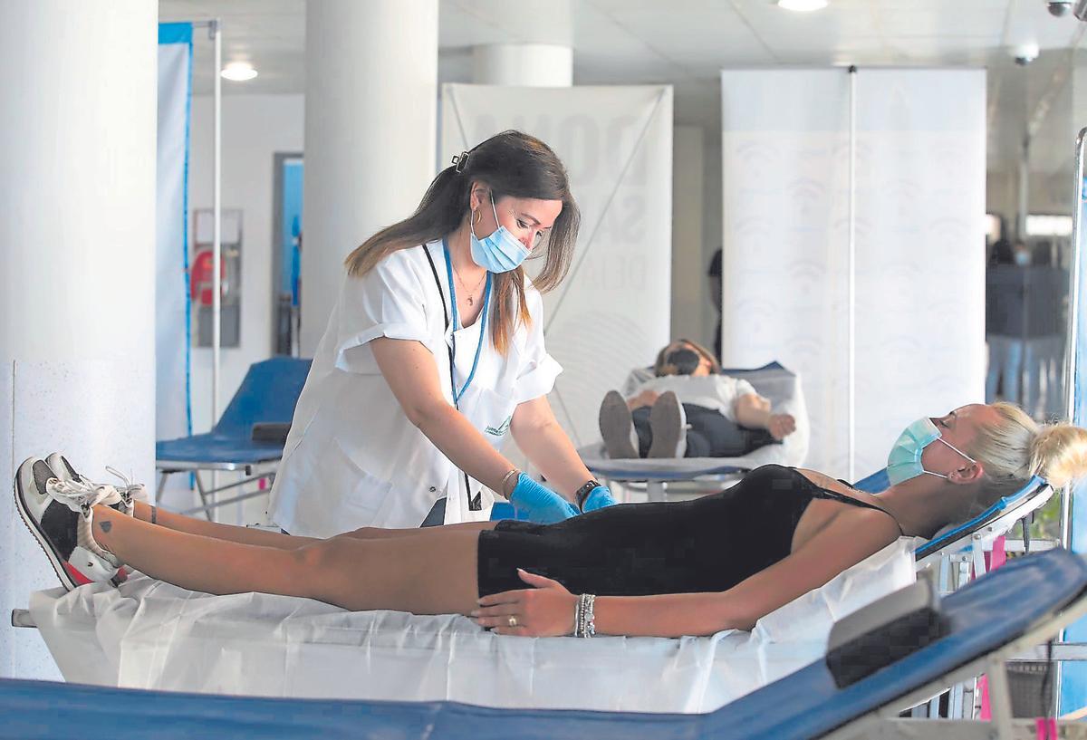 Una mujer dona sangre en un centro de transfusiones / Efe
