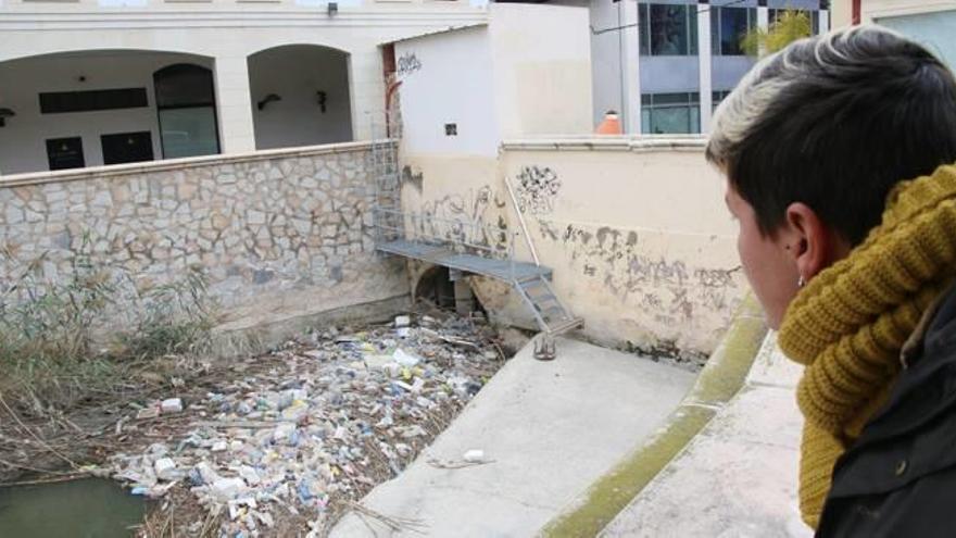 Los envases invaden la acequia de Callosa