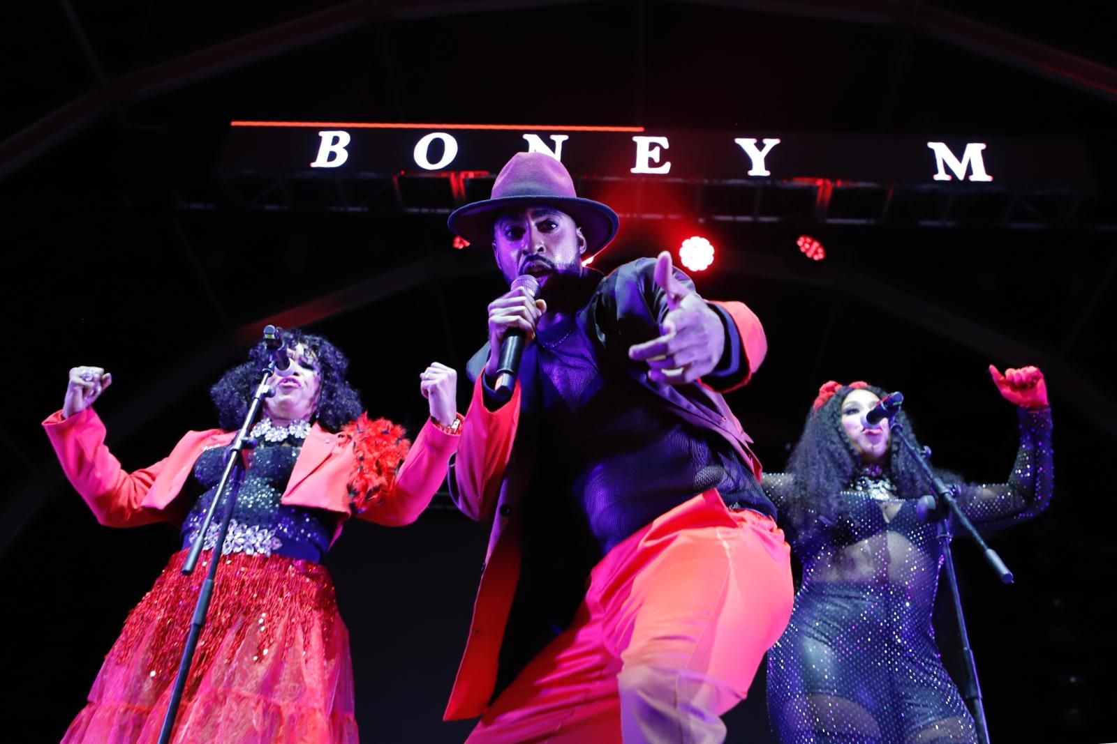 EN IMÁGENES | King África y Boney M. ponen a bailar a Zaragoza en la Estación del Norte