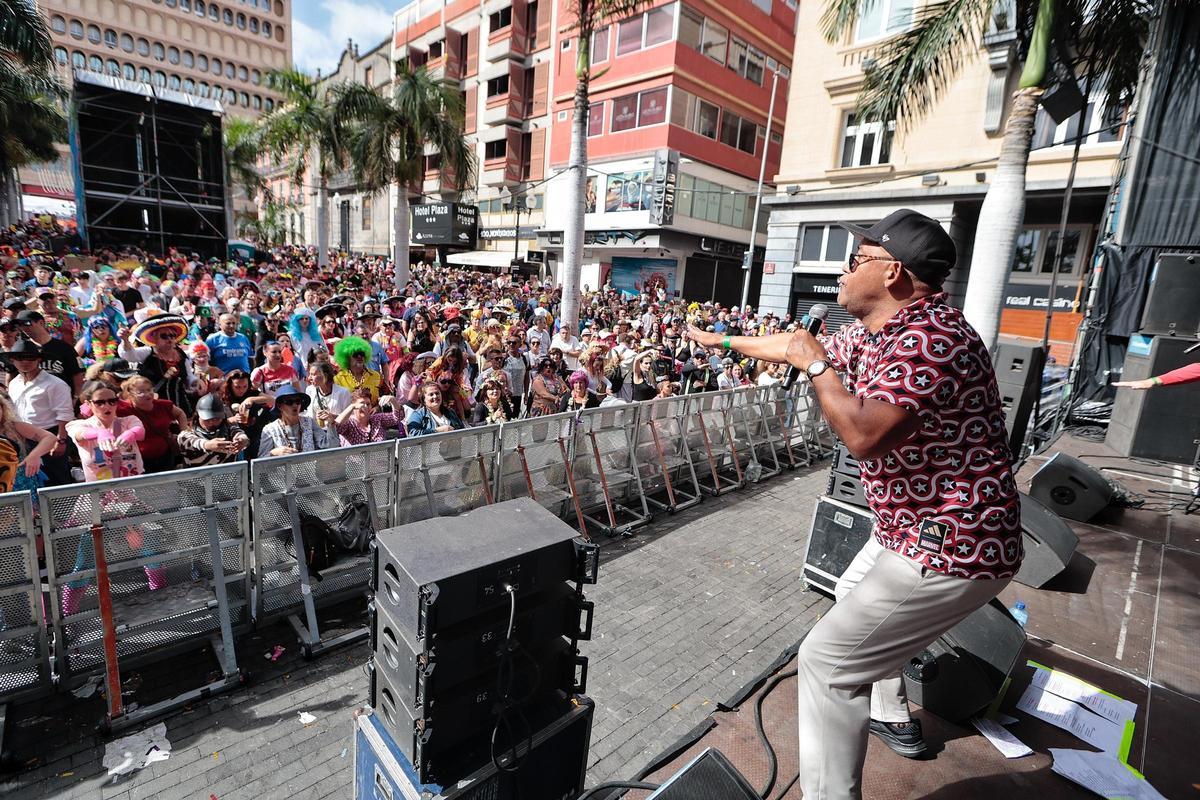 Baile en el primer Carnaval de Día, en la plaza de la Candelaria.