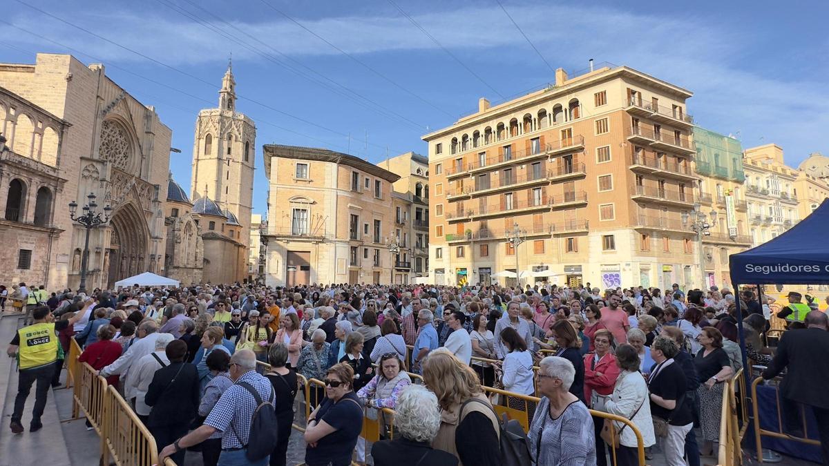 Colas de 18 horas para besar a la Virgen de los Desamparados