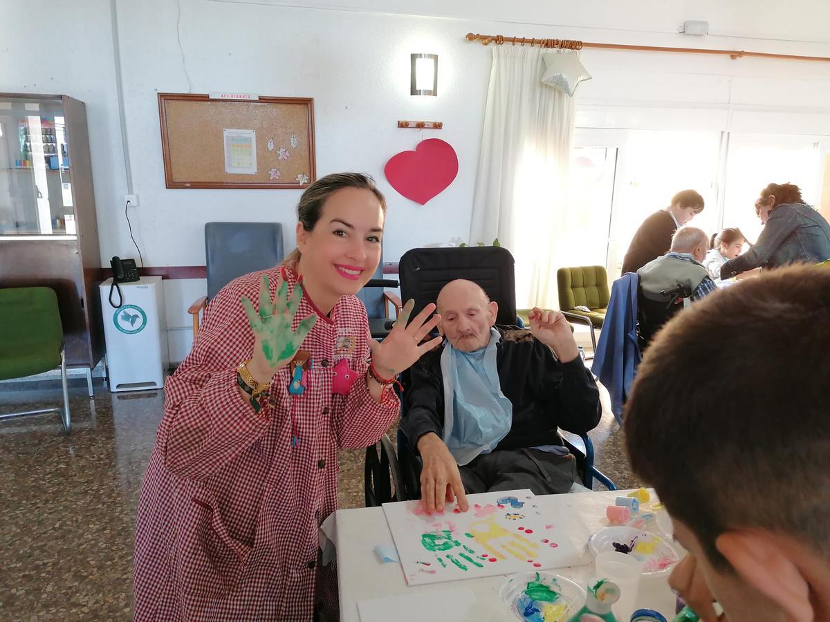 Alumnos del colegio Cuba y residentes en el centro de mayores Francisco Casanovas comparten actividades una vez a la semana en Torrevieja