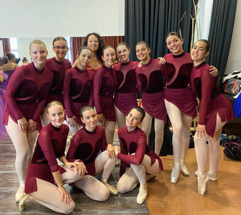 Alumnas y profesora de la escuela Mandarina.