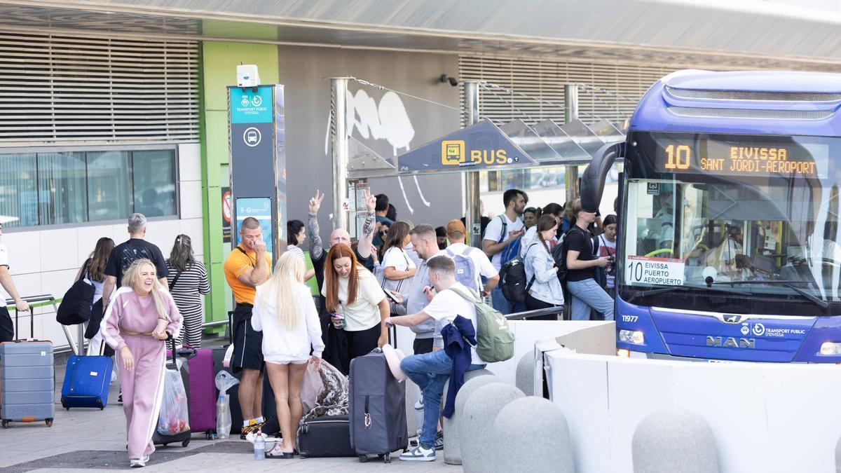 Pasajeros en la zona exterior de la terminal del aeropuerto de Ibiza.