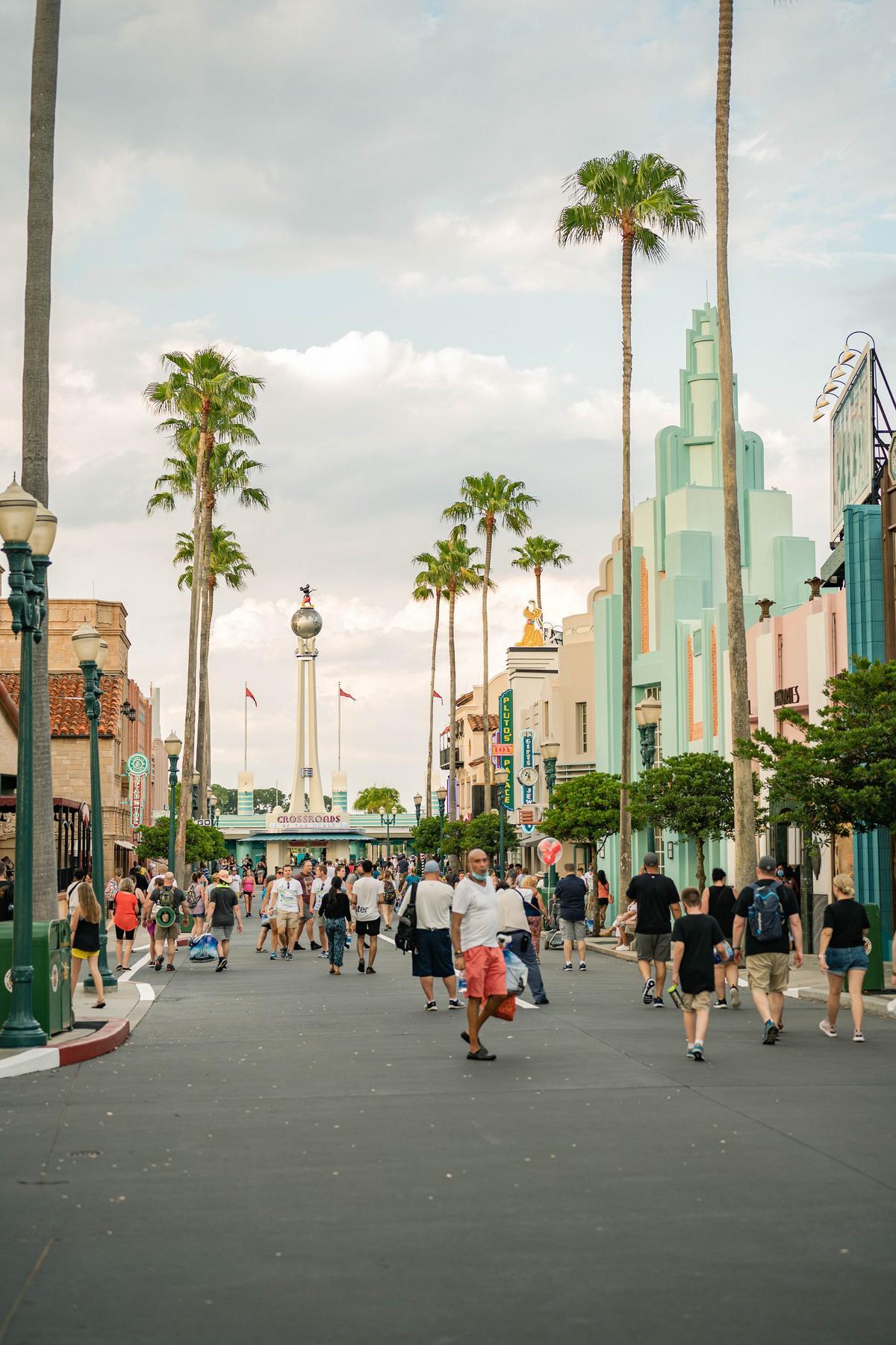 Los parques Disney simulan calles reales y escenarios de las películas