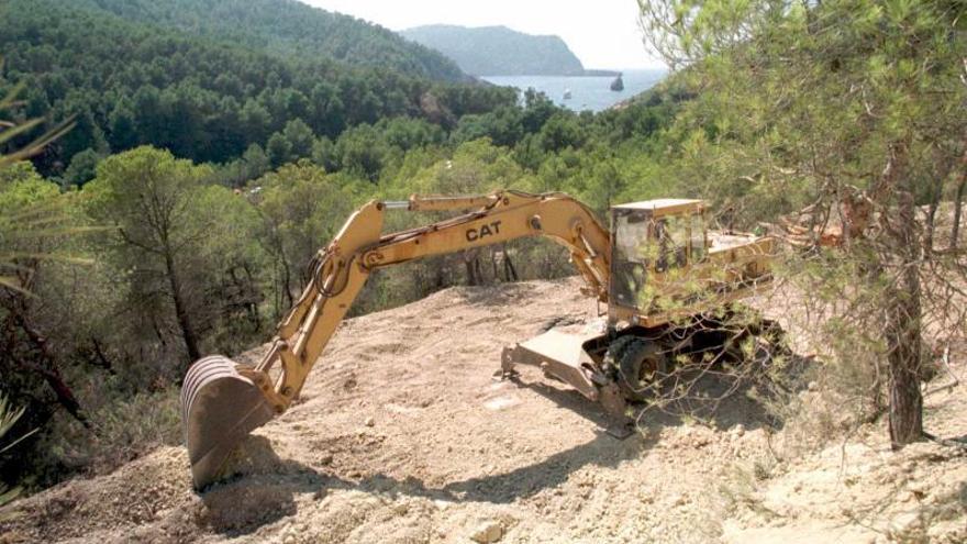 El alcalde de Sant Joan no quiere «fastidiar más»  a los propietarios de Benirràs pero tampoco saltarse la ley