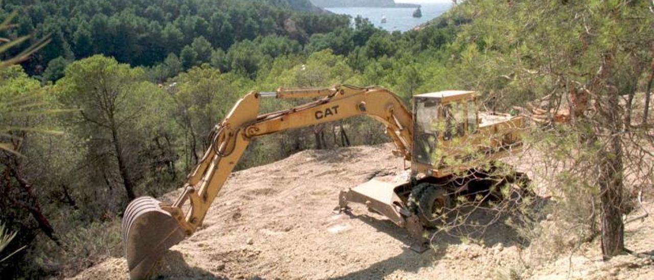 Imagen de archivo, anterior a la moratoria de 2007, en la que una excavadora prepara un terreno de Benirràs para edificar. | J. A. RIERA