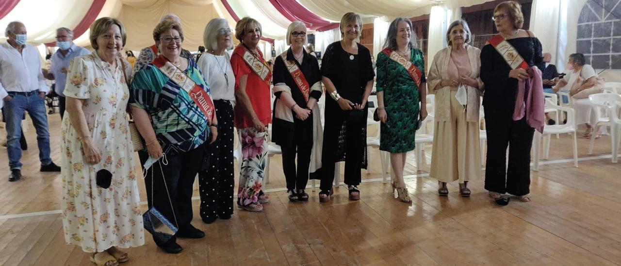 Imagen del grupo de mujeres que cumplía su 50º aniversario como damas de la corte de honor.