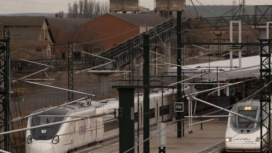 El Tren Avril, hace dos años en Zamora, junto a un Alvia. | J. L. Fernández