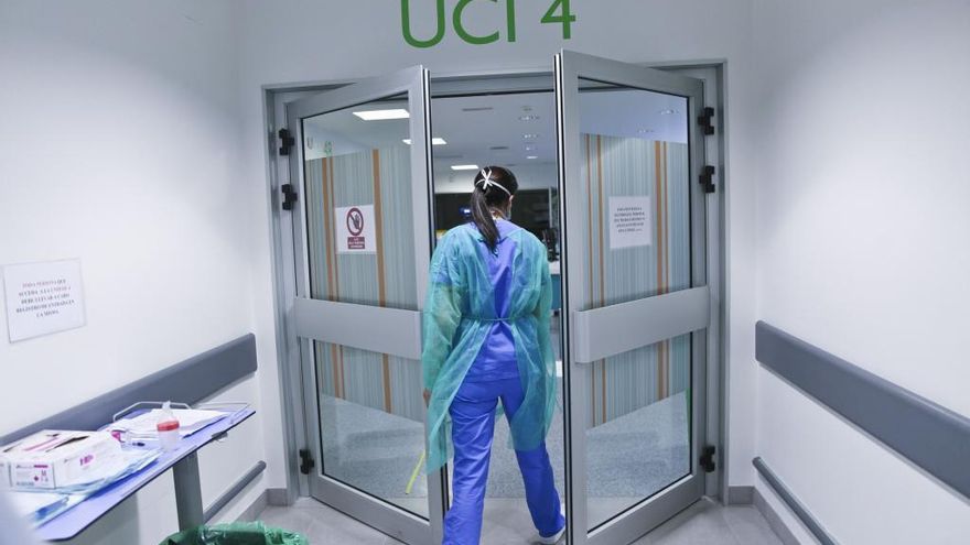 Uno de los pasillos de acceso a una de las UCIs del HUCA.