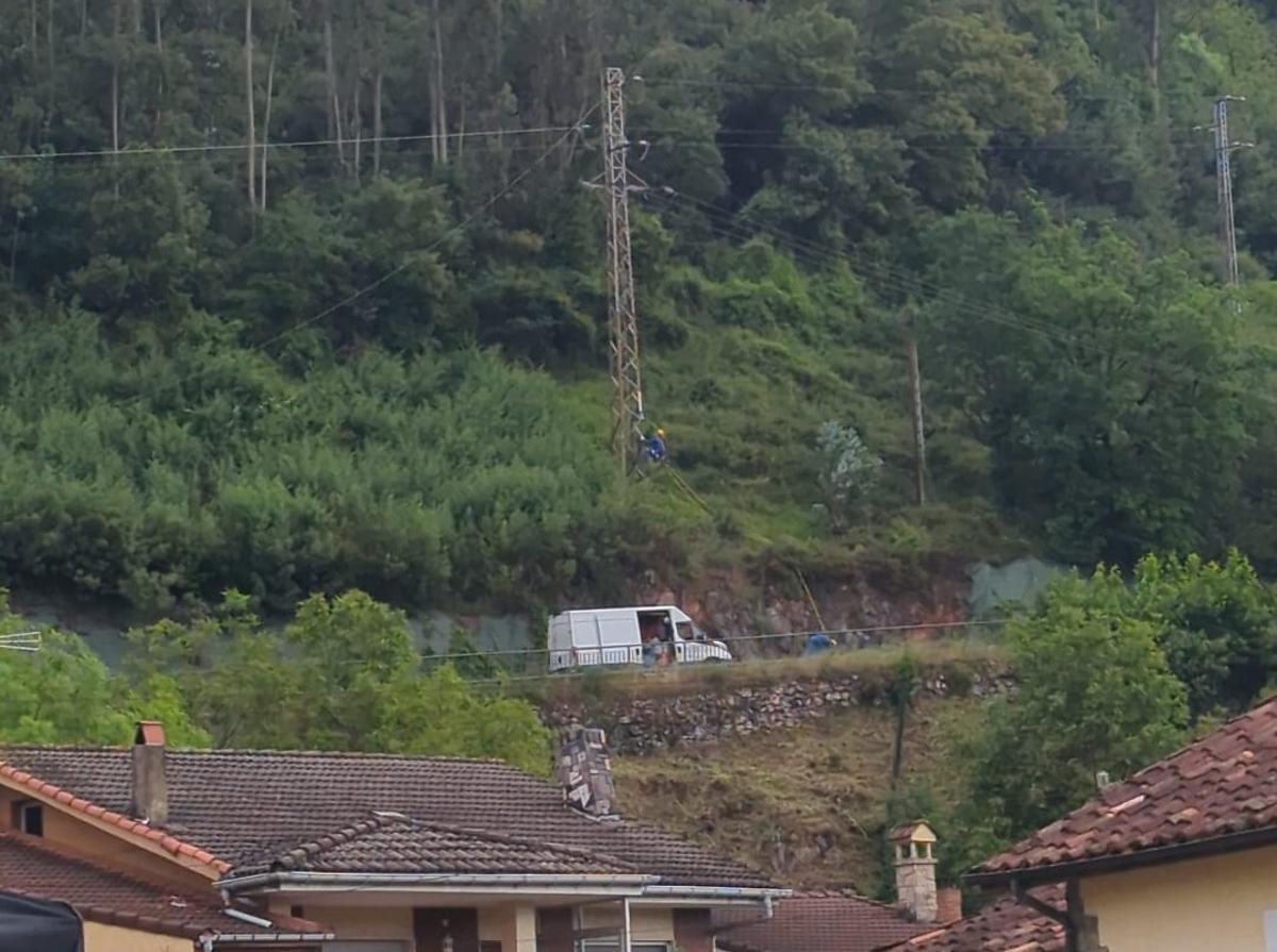 Un operario subido en la torre en la que cayó el rayo y dejó sin luz a la localidad.