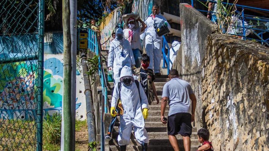 Desinfección en una favela de Río de Janeiro.