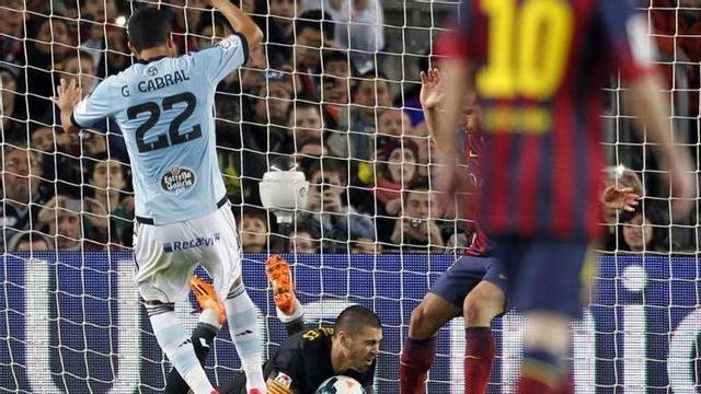 Valdés, ante Cabral, en la acción de su lesión. // Albert Gea (Reuters)