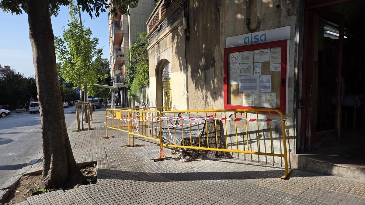 Els bancs d'espera de la parada d'autobusos de Berga, precintats