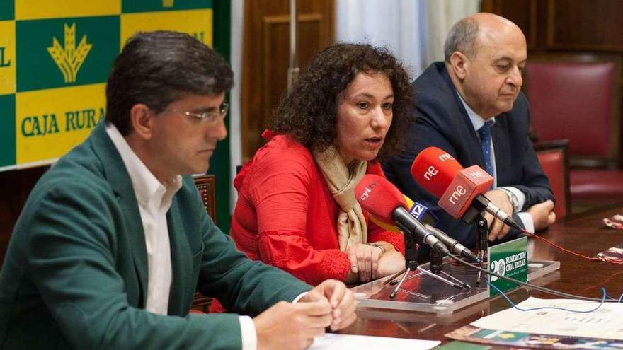 Representantes de la organización, Ayuntamiento y Caja Rural, ayer.