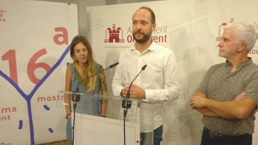 La ilustradora Miriam Ferrer, el concejal Borrell y Joan Enric Valiente, ayer en la presentación de la Mostra.