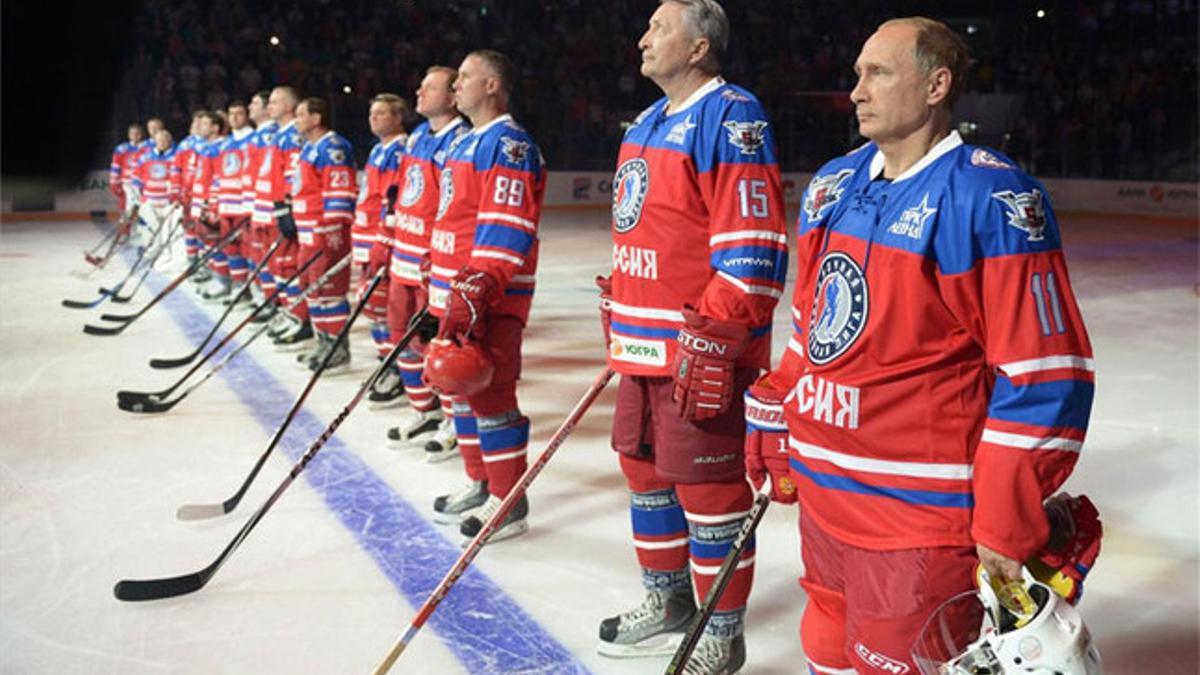 Vladimir Putin celebra su cumpleaños jugando al hockey hielo