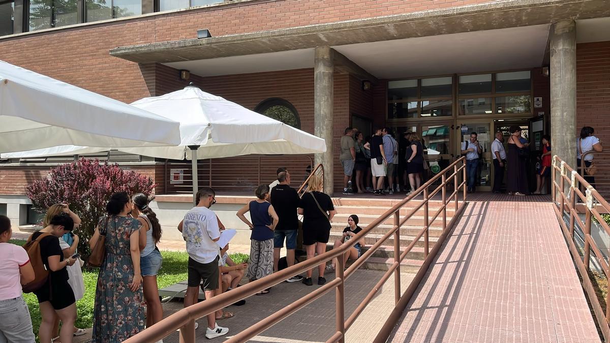 Fila a las puertas del Servicio Provincial de Educación, este miércoles.