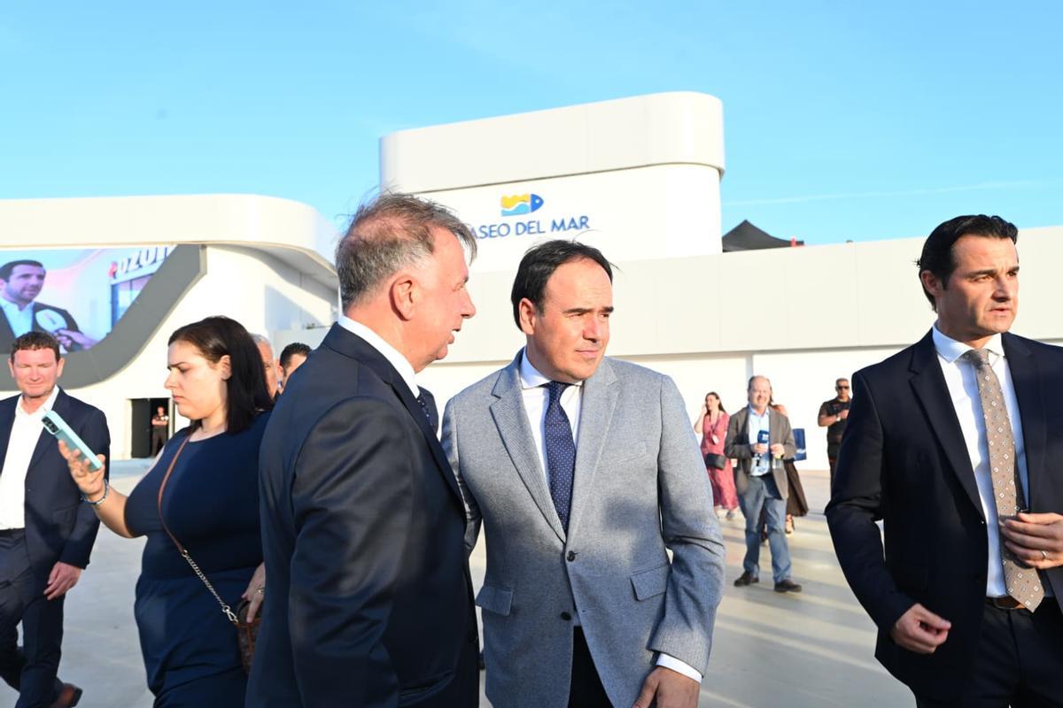 Torrevieja estrena el Paseo del Mar como nuevo espacio de ocio en el puerto