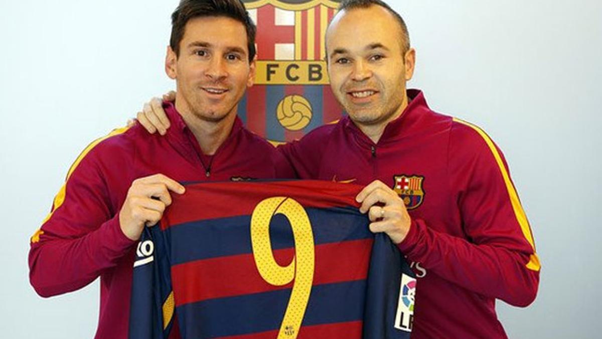 Leo Messi y Andrés Iniesta posan con una camiseta del Barça con el 9