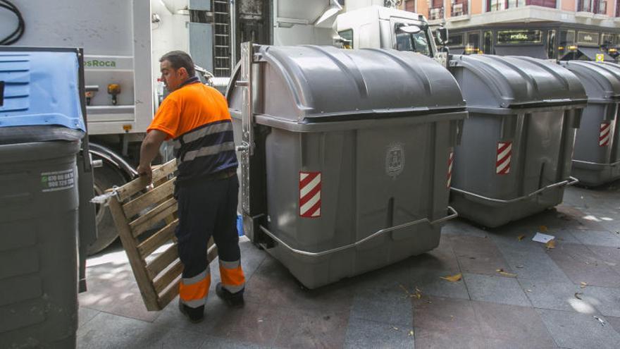 Retirada de contenedores en las calles de Elche