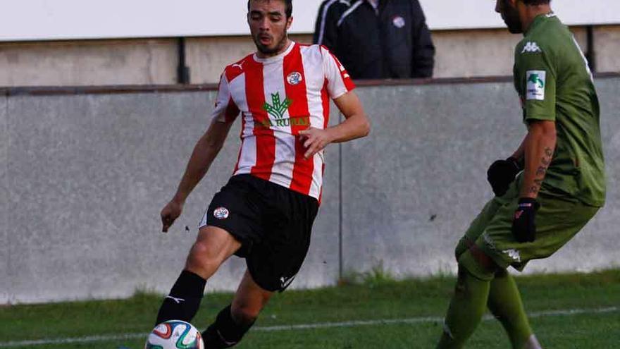 Rodri, que actuó ante el Guijuelo como delantero, en un duelo.