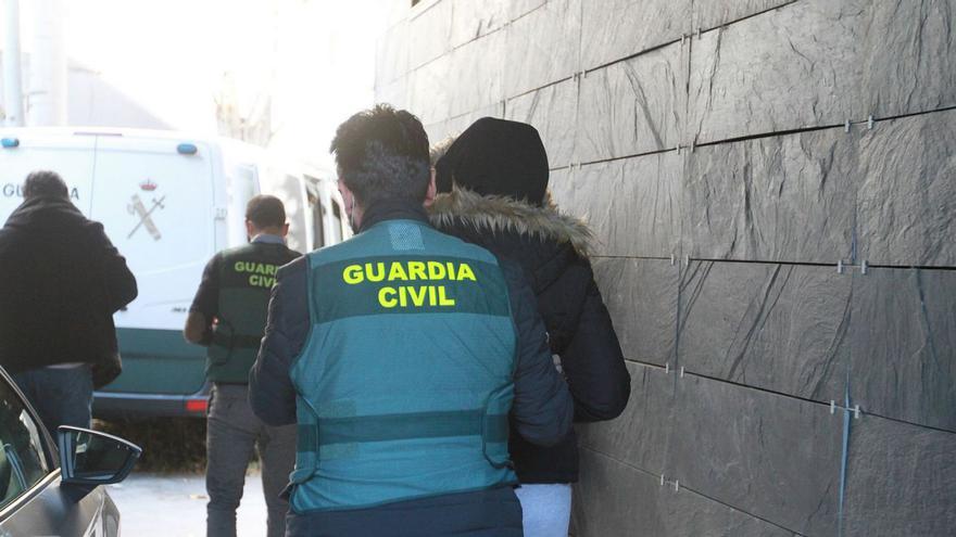 Traslado de la presunta autora del crimen al juzgado de O Barco, en noviembre de 2021.