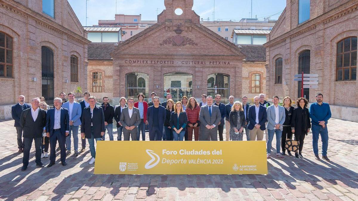 Fotografía de familia en el Foro &#039;Ciudades del deporte València 2022&#039;