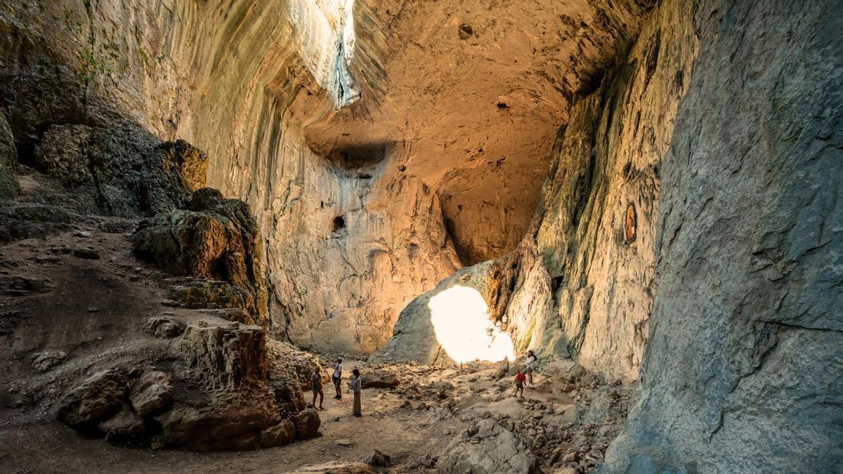 Esta cueva Kárstica se encuentra en el centro norte de Bulgaria y es conocida como los Ojos de Dios por sus dos agujeros en el techo