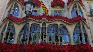 La Casa Batlló festeja todos los años la festividad de Sant Jordi decorando su fachada con rosas rojas.