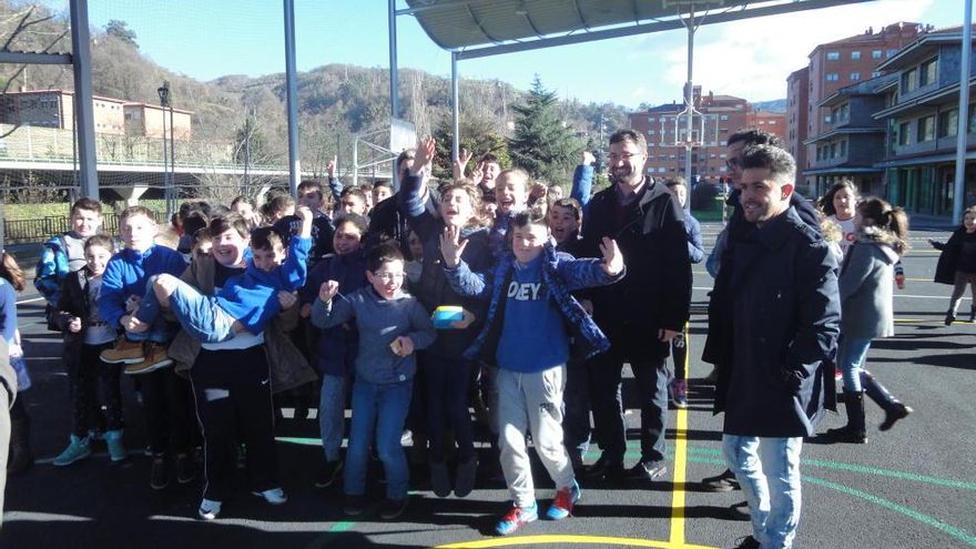 Alumnos del colegio Público El Coto con el alcalde, bajo la nueva pista cubierta.