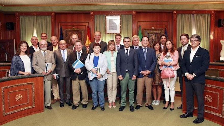 El alcalde, José Bernal, con los miembros del Foro.