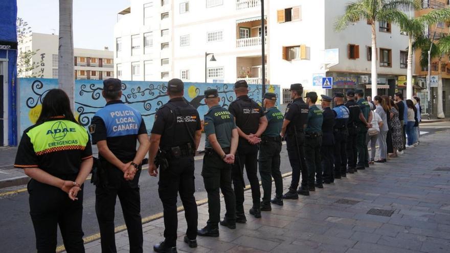 Autoridades, vecinos y fuerzas de seguridad durante el acto celebrado ayer junto al muro del solar, hoy vacío. | | E.D.