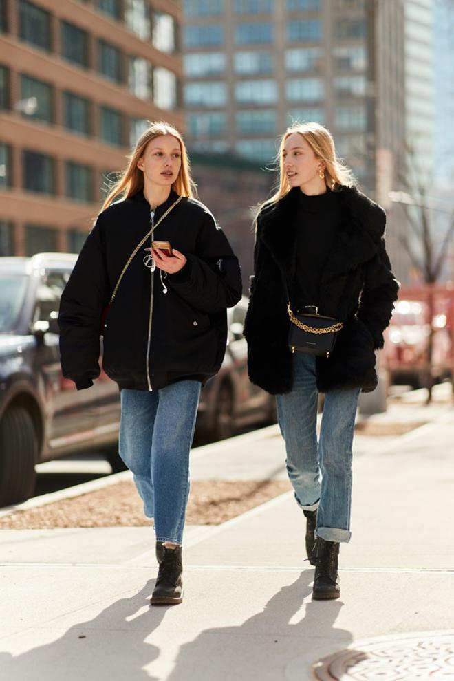 'Twinning' de abrigo negro y 'jeans' en el 'street style' de Nueva York